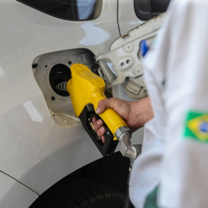 Preço da gasolina nos postos volta a subir após 15 semanas