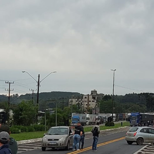 “Só passa ambulância”: manifestantes continuam com bloqueio na BR-116, em Mafra