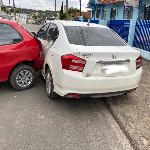 Motorista fica ferida após colidir contra dois veículos estacionados em Itaiópolis