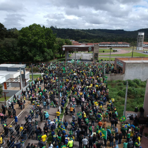 Manifestantes se reúnem em frente ao 5ºRCC, em Rio Negro