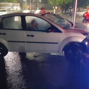 Embriagado, motorista perde controle de veículo e colide contra canteiro em Mafra