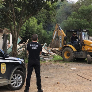 “Beco Uruguai”: Casas usadas por traficantes são destruídas e drogas apreendidas