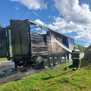 Carreta carregada com chapas de MDF pega fogo na BR-116, em Mafra