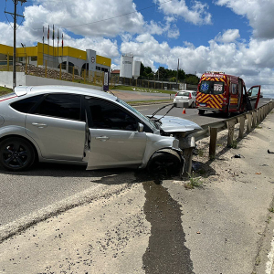 Carro com grávida de quatro meses colide em guard rail na BR-280, em Mafra