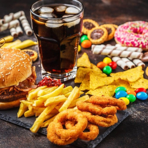 Consumo de ultraprocessados provoca pelo menos 57 mil mortes por ano no país