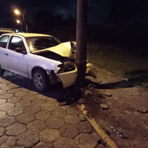 Motorista fica ferido ao colidir veículo em poste em Itaiópolis