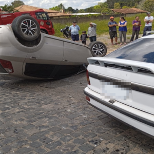 Veículo capota e três pessoas ficam feridas em acidente de trânsito em Itaiópolis