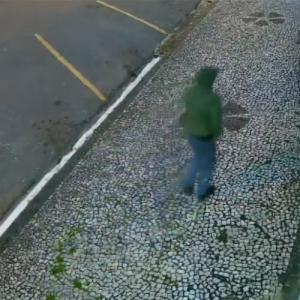 Vídeo: câmera flagra furto em loja do Centro de Rio Negro