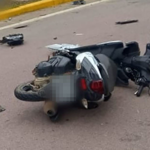 Motociclista sofre suspeita de traumatismo craniano após colisão com carro