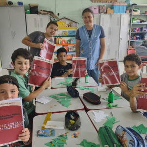 Escola cria álbum de figurinhas personalizado dos alunos em Rio Negro