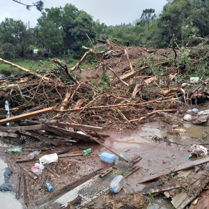 Família com idosa cadeirante é resgatada após ficar ilhada no interior de Itaiópolis