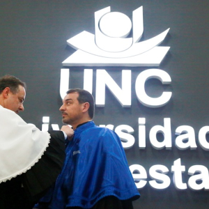 UNC homenageia Carlos Moisés por apoio à programa de bolsas universitárias