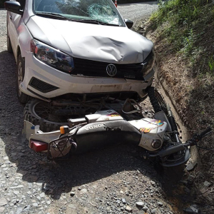 Idoso fica ferido após colisão entre carro e moto no interior