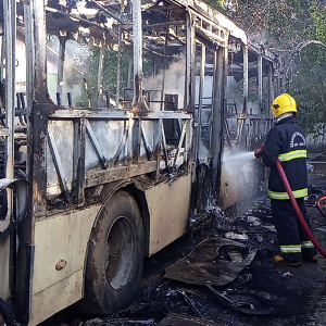 Ônibus escolar é totalmente destruído por incêndio