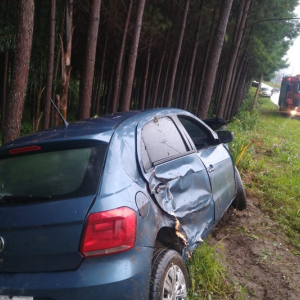 Motorista de Mafra sai da pista e colide carro contra árvores na SC-112