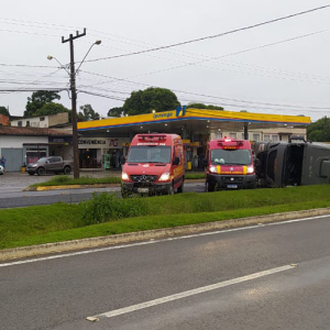 Carreta capota na BR-280 e idoso fica ferido