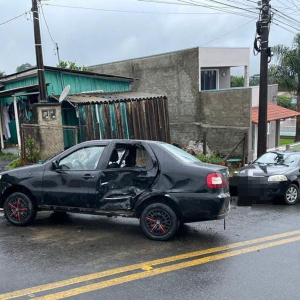 Motociclista fica ferido após colisão com carro