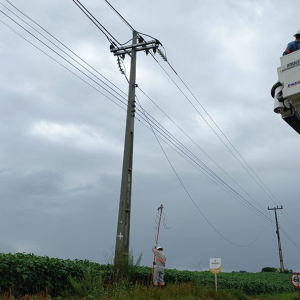 Raio deixa 6 mil unidades sem energia em Itaiópolis