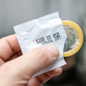 Anvisa suspende lotes de preservativos por falha em testes de estouro
