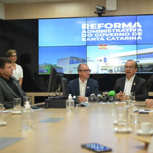Jorginho Mello apresenta reforma administrativa de SC e anuncia redução de cargos e funções