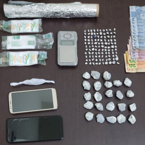 Ponto de tráfico de drogas é desmantelado pela Polícia Militar