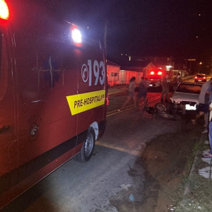 Ao desviar de cachorro, jovem colide moto com carro e fica ferido em Itaiópolis