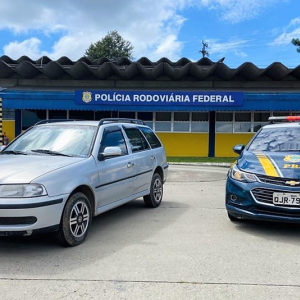 Carro furtado há cinco dias é recuperado na BR-116, em Mafra