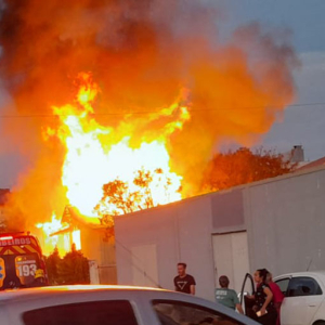 Incêndio destrói casa de madeira e idoso fica gravemente ferido