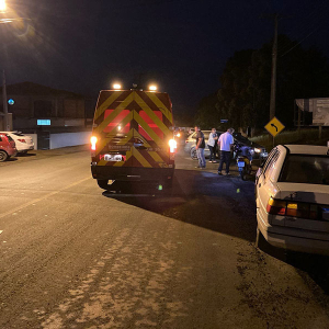 Motociclista é hospitalizada após colisão com veículo