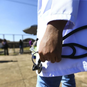 Mais Médicos é relançado com promessa de priorizar profissionais brasileiros