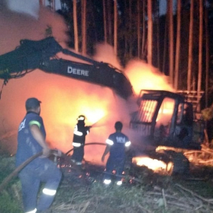 Escavadeira hidráulica pega fogo no interior de Itaiópolis