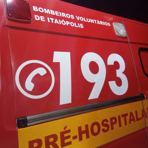 Menor conduzindo moto fica ferido ao bater em carro