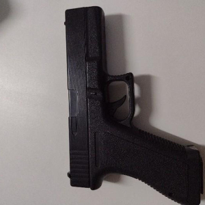 Adolescente é flagrado com réplica de arma de fogo