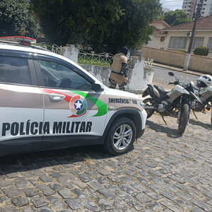 Homem procurado pela Justiça invade casa de idosa