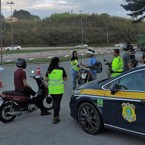 Mais de 100 motociclistas são orientados na BR-116