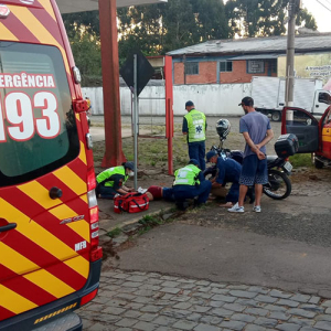 Mulher fica ferida após cair de motocicleta