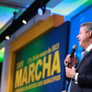 Governo pode prorrogar lei de licitações até março de 2024, diz Lira