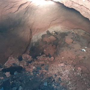Asfalto cede e abre cratera de 5 metros em Rio Negro