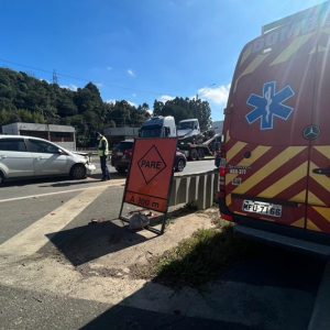 Engavetamento entre três carros é registrado na BR-116, em Mafra