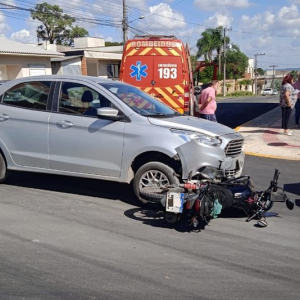 Motociclista tem fratura exposta após colisão com carro no Centro de Mafra