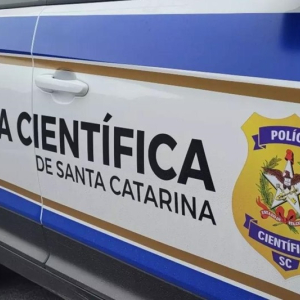Idoso é encontrado morto dentro de casa