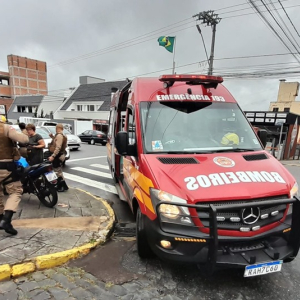 Motociclista fica ferido após colisão com carro no Centro de Mafra