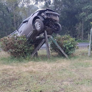 Carro sai da pista, capota e vai parar em cima de cerca