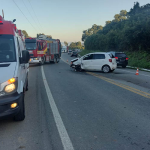 Acidente com três veículos deixa feridos na BR-280