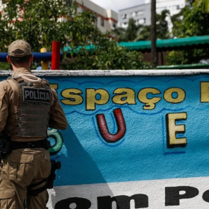 Lei que autoriza policiais armados em escolas de SC é sancionada