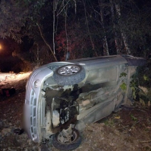 Mulher fica ferida após capotar veículo no Centro de Mafra