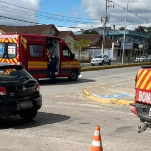 Motociclista e garupa ficam feridos após colisão com carro em Mafra