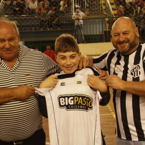 Jovem com autismo é presenteado com camisa do Operário Futsal