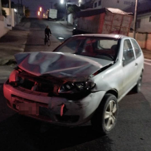 Motorista abandona carro e passageiro após colisão no Centro de Mafra