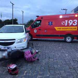 Menina de 9 anos fica ferida em colisão entre carro e moto